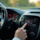Mains d'un conducteur entrant un code radio Renault intérieur