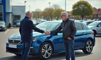 Deux adultes serrant la main près d'une Peugeot 308 bleue