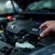 Moteur Peugeot 1,6 HDi avec diagnostic en cours