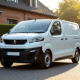 Voiture Peugeot Expert 5 places sur une allée ensoleillée