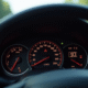Tableau de bord de voiture avec voyant pression pneus allumé