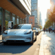 Voiture électrique moderne dans une ville animée en journée
